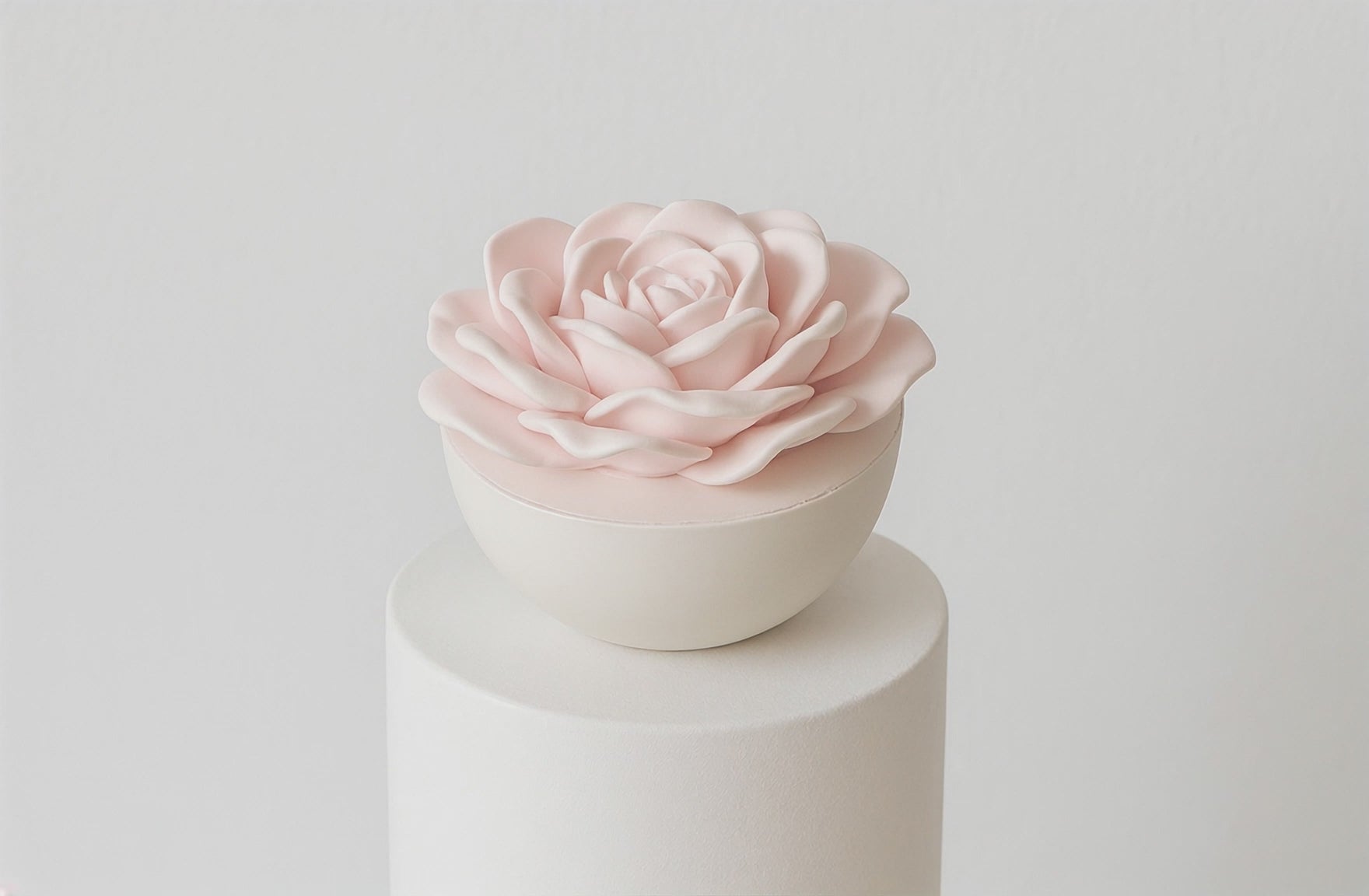 Refillable VN Signature Rose Soy Candle